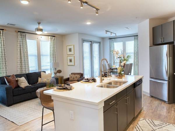 $1,605 / 1br - 812ft2 - Reinventing Elevated Living ~ 6 WEEKS FREE (CENTRAL FORT WORTH)63796350754817124