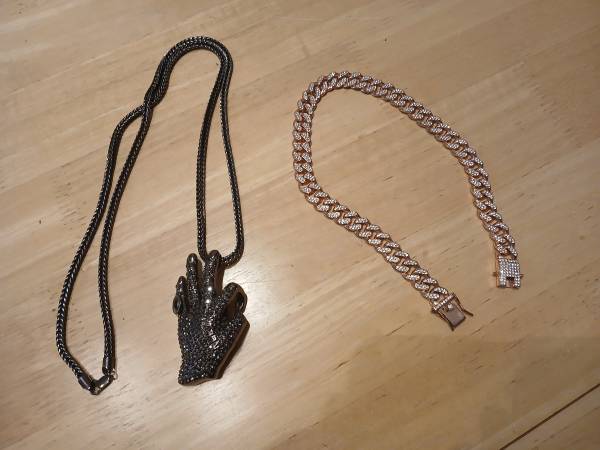 CHAINS/NECKLACES 1