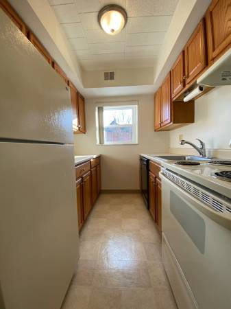 $1,075 / 1br - Incredible One Bedroom in Oakmont! Private Balcony, Central A/C & More (Oakmont / Plum / Fox Chapel / Harmar)63664544901507120