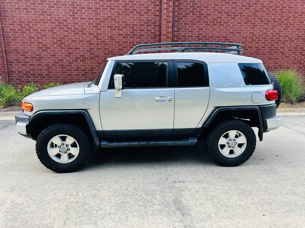 2007 TOYOTA FJ CRUISER - $13,500 (DULUTH)63620484108675123