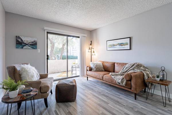 $1,525 / 2br - 900ft2 - Newly Renovated Interiors, Inspired Wood Flooring, Tour Today (2122 West Butler Drive)64024989361026120