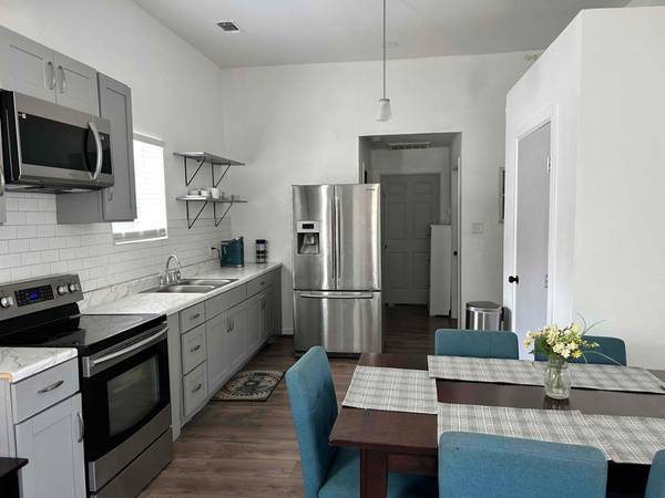 $1500.00 / 2br - 1000ft2 - Newly remodeled Charming Home in downtown Elgin64046032814466121