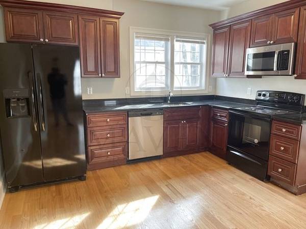 $1,300 / 5br - 4 Rooms available w/ Private Bath, quick walk to Tufts & Davis Square (Somerville / Tufts / Medford / Davis)63828337404801120