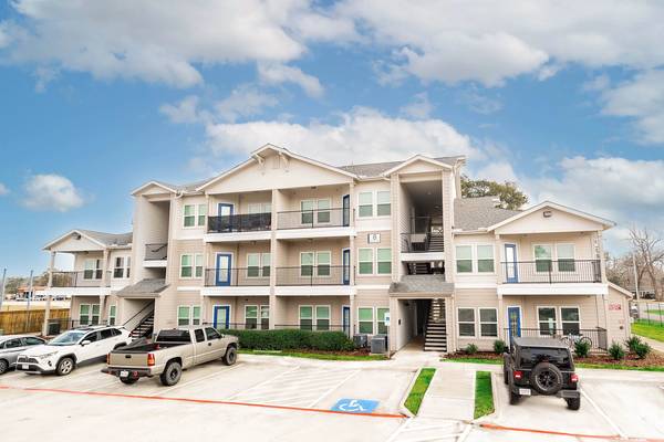 $1,099 / 1br - 611ft2 - Service with a Smile at The Park at Bellagio (50 Miles South of Houston)63924041873027123