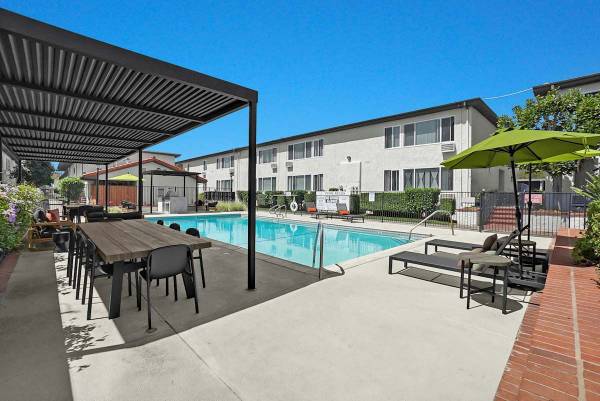 $2,800 / 2br - 940ft2 - On-Site Management, A/C & Heat, Included Appliances: Stove (501-525 N 4th St, Montebello, CA)63857624235907120