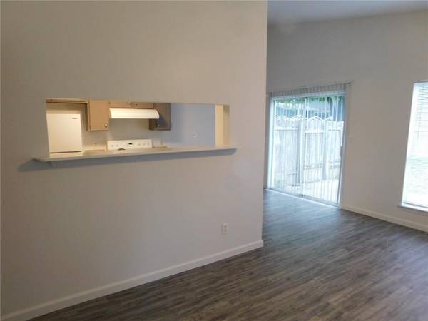 $1,295 / 2br - 900ft2 - Remodeled 2/1 Duplex for $1295 near Rundberg/Lamar! Garage/No Carpet! (Rundberg/Lamar)63922557750274123