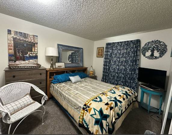 Quiet Room for Rent in 3BR Apartment with Backyard – Bridgeport 1