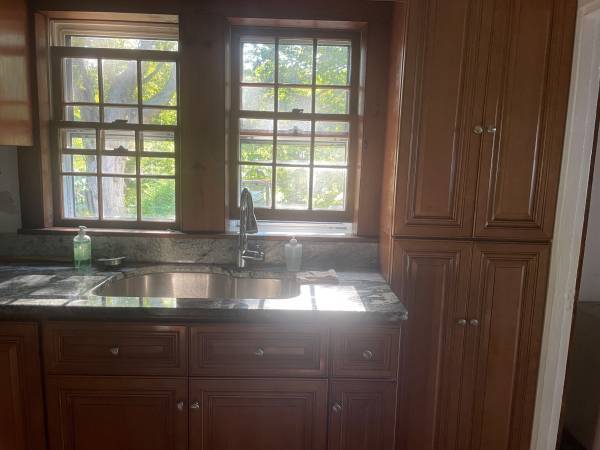 $1,700 / 2br - Quiet, 4+ room apartment (East Kingston)63656212409217124