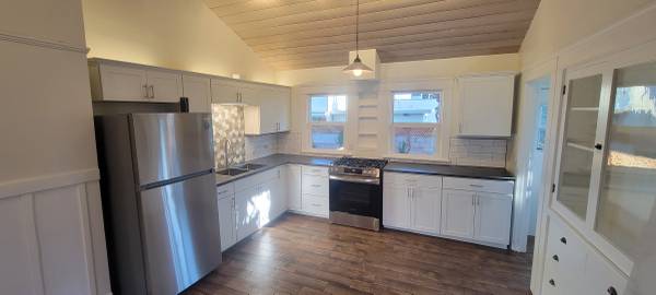 $2,495 / 1br - Bonita cabaña dúplex en el centro (Ventura)63800712001281123