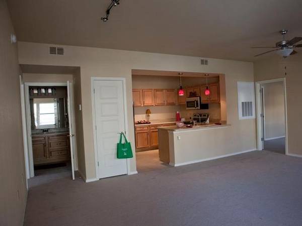 $1,370 / 2br - 1072ft2 - Faux Granite Kitchen Counter Top, Resort sized pool and lounge (Broken Arrow)63806171154691123