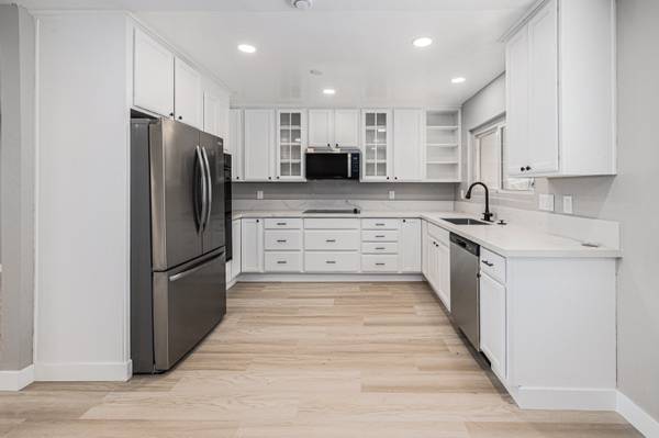 $3250.00 / 3br - 1400ft2 - CASA DE 3 HABITACIONES Y 2 BAÑOS MEJORADA CON VISTAS IMPRESIONANTES!!63701605329281122