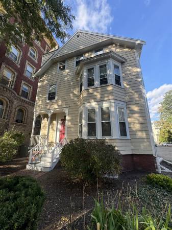 $2,700 / 1br - 381 Harvard Street (Cambridge)63699469180035120