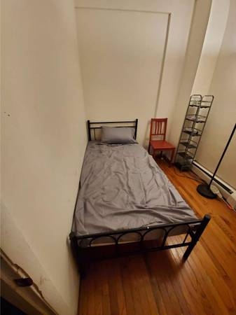 $700 / 3br - 1 Furnished room in a shared big apartment, l block from Path Train (Journal Square / Jersey city)63874742497923123