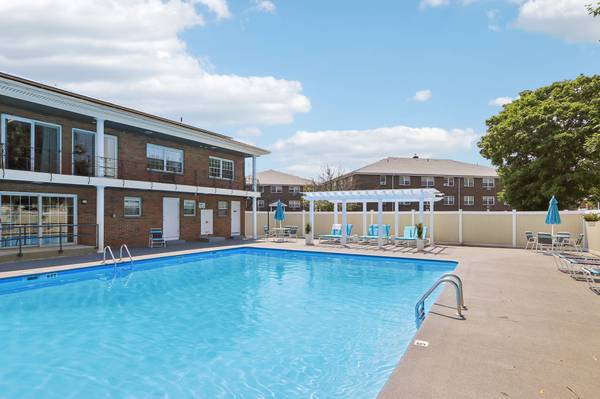 $2,399 / 2br - 700ft2 - 2 Bedroom Dog Friendly Apt! Includes Heat & Hot Water! (Salem)63699196476033123