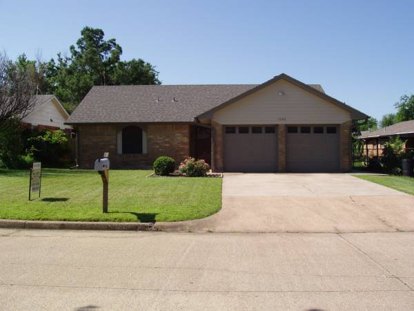 $1,650 / 3br - For Rent -- 1032 NW 8th St., Moore, OK (NE 12th & Southminister (go 4 blks south))63670520289665120