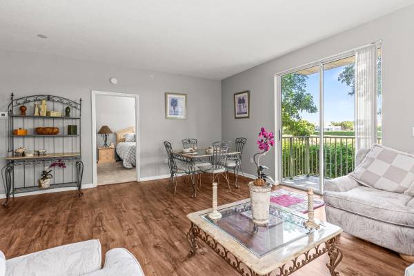 $2,195 / 2br - NO HOA and not strict on credit 1/1 and 2/2 available NOW (West Palm Beach)64049281854721120
