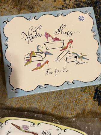 Gift set New with 2 cups +2 saucer/plates 1