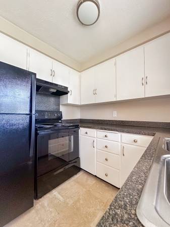 $1,300 / 2br - 725ft2 - Special- 2 bedroom 1 bathroom downstairs apartment with A/C (salem)63660394308099124