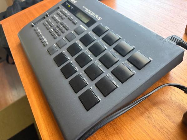 Roland R-5 Drum Machine Excellent Cond + Manual & Power Supply