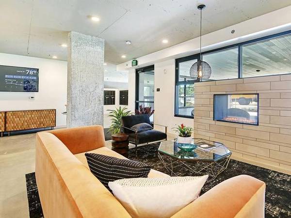 $2,778 / 2br - 903ft2 - Must-See 2 BR/2 BA with Oversized Closets & Reserved Garage Parkin (Shoreline)63799881970689123