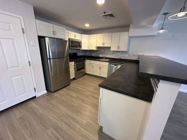 $1,900 / 1br - 790ft2 - Aire acondicionado y calefacción central, mantenimiento de emergencia 24/7, área de picnic (180 Woodbury St, Manchester, NH)63656178133121122
