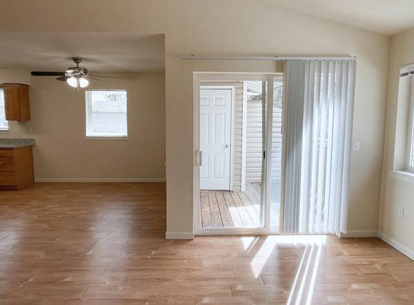 $1,649 / 2br - Onsite Tot Lot, Lush Green Lanscaping - Extra Cabinet Space, WD Set (Beaverton / Aloha)63914738855810122