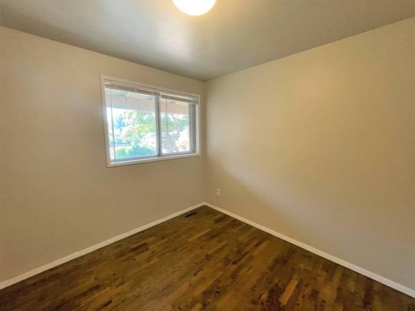 $1,500 / 3br - 1350ft2 - 🏡✨ Hermosa casa de 3 habitaciones 🛏️ 1.5 baños 🛁 en Federal Way! 🌲🌞 Valla perimetral (Federal Way, WA)63659499848963123