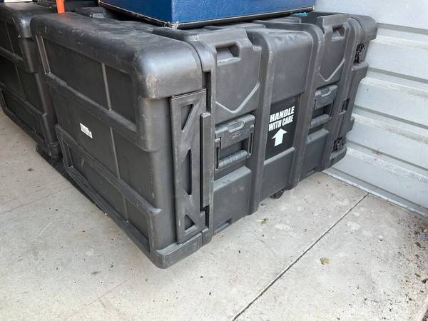 SKB 8U 19" Rackmount Server Cabinet Travel Road Case 24″ Deep Roto Sho 1