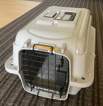 Small pet carrier $25 (Bellevue)63853464790785120