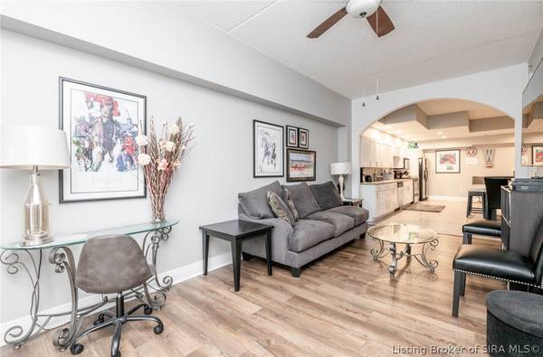 $1,355 / 1br - 987ft2 - Amazing bedroom with updated bath. (Jeffersonville, IN)64008825832323124