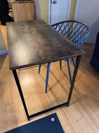 Small computer desk and chair 1