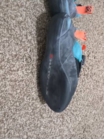 Zapatilla de escalada Five Ten Asym en verde activo/negro núcleo/naranja activo - $20 (Aurora)63471156419715124