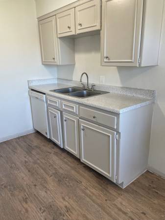$890 / 2br - 850ft2 - From Errands to Evenings Out — It’s All Close By. (Tulsa)63982279529474121