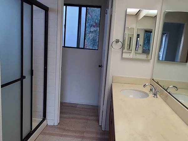 $1,700 / 3br - 1419ft2 - Charming 3-Bedroom Home with Mountain Views in Northeast Escondido (Escondido)64037219375875124