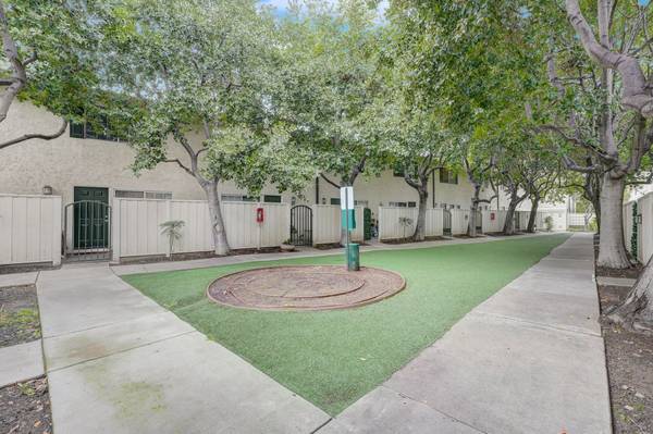 $3,247 / 2br - 940ft2 - 2bd 2ba, Piscina, Patio (los gatos)63695804044545121