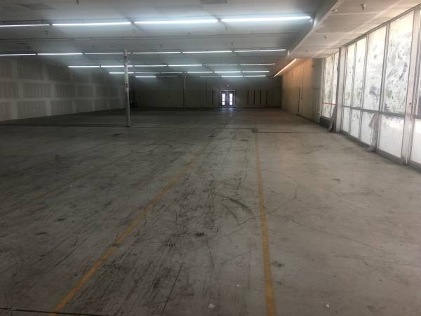 $4,698 / 13200ft2 - Retail and or warehouse 13,200 SQ.FT. FRONT INLINE STRIP (1402 A WESTERN BLVD STORE)63861960427651121