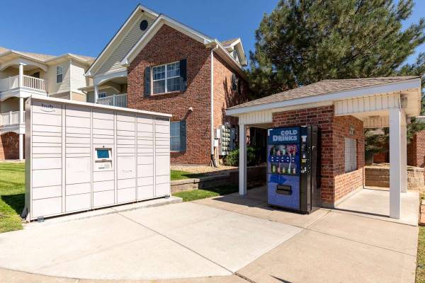 Built in Desk, W/D Hookup, High Ceilings 1