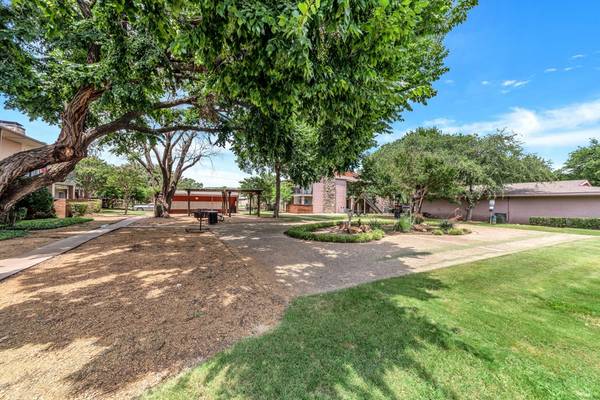 $1,140 / 1br - 706ft2 - Microwave, Picnic Areas, Cardio Machines (4500 Sojourn Dr, Addison, TX)63936353209218120