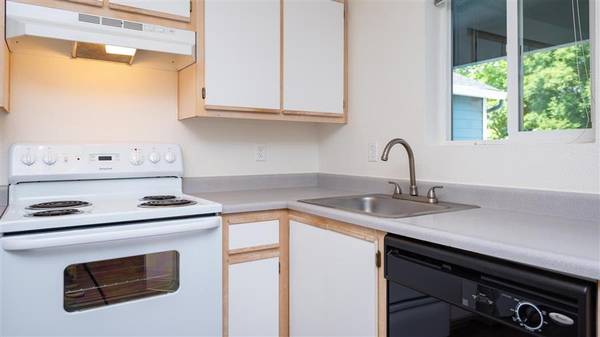 $2,214 / 2br - 1096ft2 - For the best location in Tigard, look no further! (Tigard - Fanno Creek Park)63672582676099121