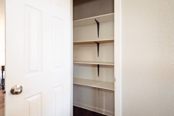 $399.00 / 1br - Furnished Bedroom, month-to-month, no security deposit!63806836648963123
