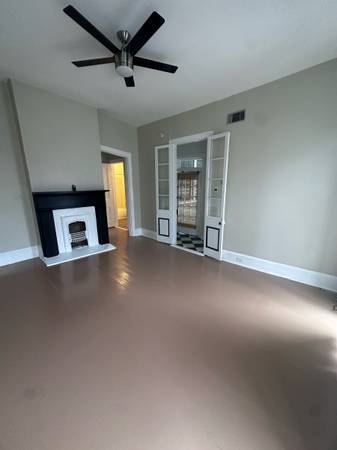 $1,400 / 1br - 640ft2 - Lower Garden, Coliseum Square, apartamento soleado de 1 dormitorio en piso superior con balcón (Nueva Orleans)63881895504769123