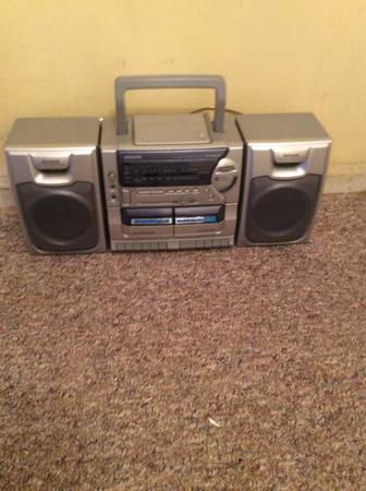 Aiwa Boombox Plays CDS Cassettes & AM/FM Radio 1
