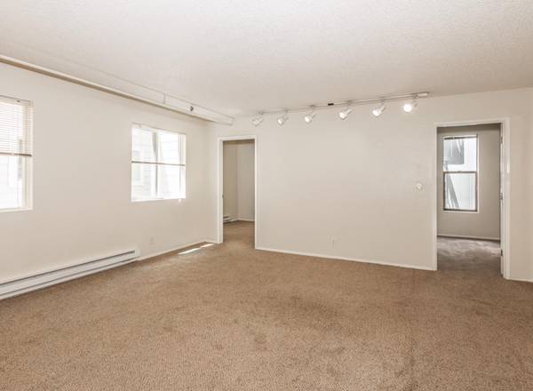 $1,099 / 1br - Small, Quiet Community, Bay Windows | 1 Bed 1 Bath + Extra Storage (Goose Hollow on 14th)63956353200387122