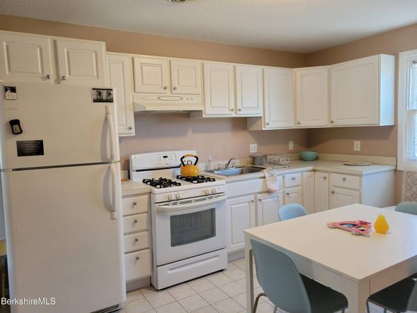 $1,403 / 1br - 1000ft2 - Enjoy all the Berkshire offerings just in time for summer! (Lenox, MA)64017045581443123