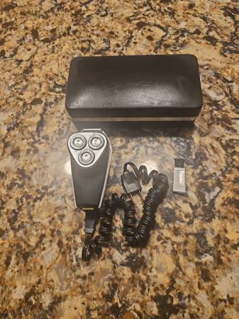 NORELCO TRIPLE HEAD ELECTRIC SHAVER #1112 PRE-OWNED W/ CASE 1