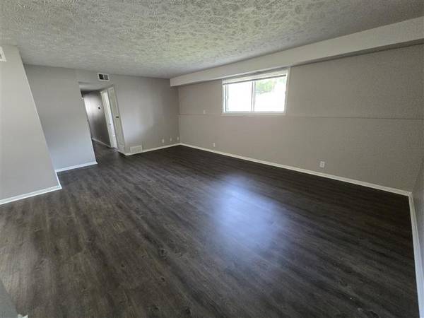 $1,490 / 3br - 1350ft2 - Amplio de 3 habitaciones, remodelado, con piscina y admitido mascotas (10905 North Mill Court, Omaha, NE)63681659771905120