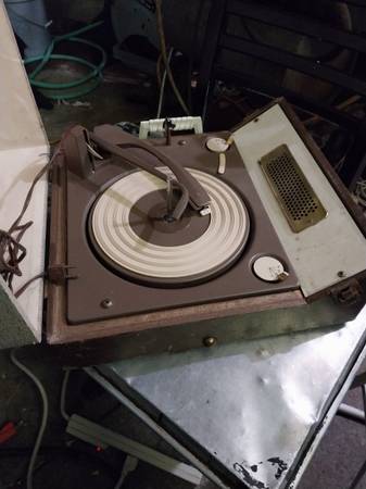 Antique Phonograph machine 1