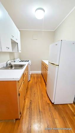 $2,300 ESTUDIO SUNNY Y ESPACIOSO A PASOS DE DAVIS SQUARE! ¡CALEFACCIÓN INCLUIDA! (Somerville - Davis Square)63828556958851123