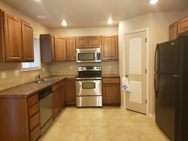 $1,895 / 3br - 1300ft2 - Next Door To Fine Dining and Shopping!1091 N. Nichole Ave. Boise (Boise)63981532573570123