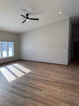 $1400.00 / 3br - 1400ft2 - 3 bed 2 bath apartment in Gilman | 600 W Hickory St | Available 4/7/2063845961336705121